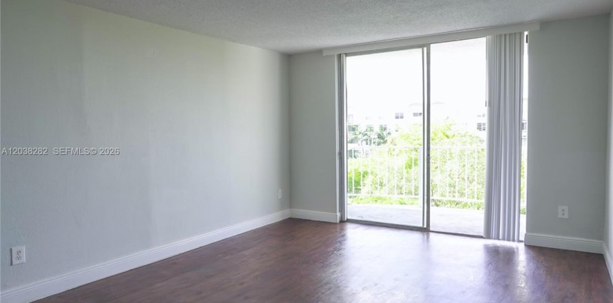 Condominio en Miami, Florida, 1 dormitorio  № 2085992