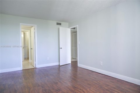 Condominio en alquiler en Miami, Florida, 1 dormitorio, 76.74 m2 № 2085992 - foto 17