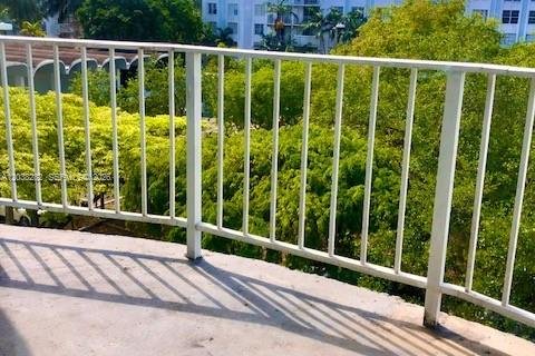 Condominio en alquiler en Miami, Florida, 1 dormitorio, 76.74 m2 № 2085992 - foto 6