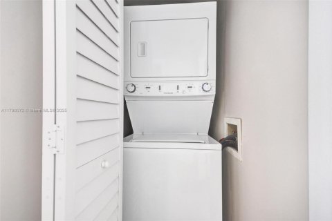 Купить кондоминиум в Холливуд, Флорида 1 спальня, 101.08м2, № 1966050 - фото 28