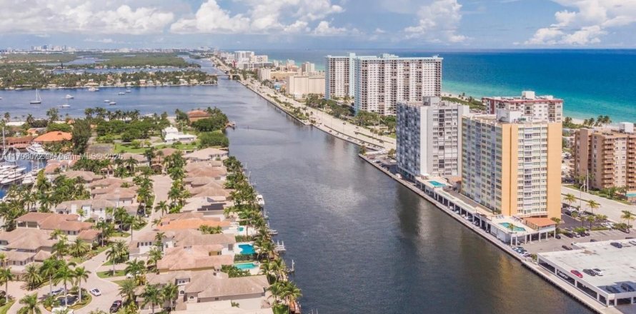 Кондоминиум с 1 спальней в Холливуд, Флорида № 1966050