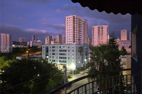 Снять в аренду виллу или дом в Майами, Флорида 2 спальни, 70.14м2, № 1968324 - фото 17