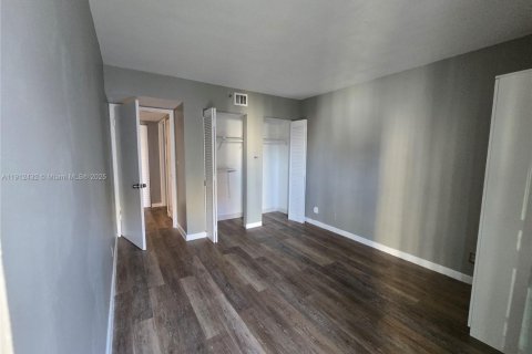 Снять в аренду виллу или дом в Майами, Флорида 2 спальни, 70.14м2, № 1968324 - фото 7