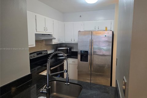 Снять в аренду виллу или дом в Майами, Флорида 2 спальни, 70.14м2, № 1968324 - фото 5