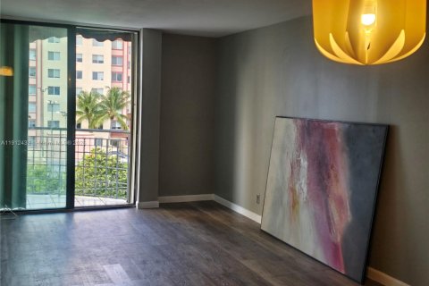 Снять в аренду виллу или дом в Майами, Флорида 2 спальни, 70.14м2, № 1968324 - фото 9