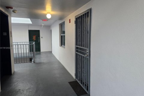 Снять в аренду виллу или дом в Майами, Флорида 2 спальни, 70.14м2, № 1968324 - фото 12