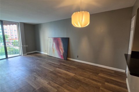 Снять в аренду виллу или дом в Майами, Флорида 2 спальни, 70.14м2, № 1968324 - фото 3