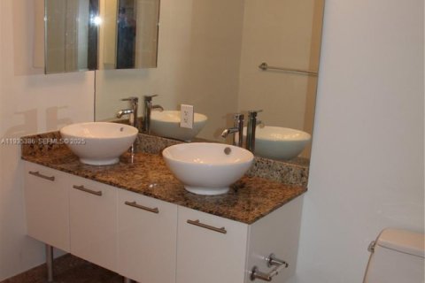 Condominio en alquiler en Miami, Florida, 1 dormitorio, 91.32 m2 № 1993840 - foto 26