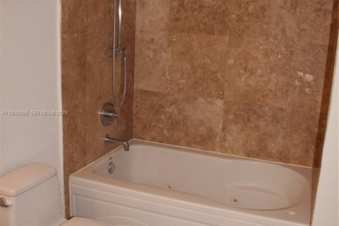 Condominio en alquiler en Miami, Florida, 1 dormitorio, 91.32 m2 № 1993840 - foto 27