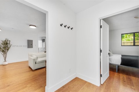 Casa en venta en North Miami, Florida, 3 dormitorios, 123.93 m2 № 1982546 - foto 9