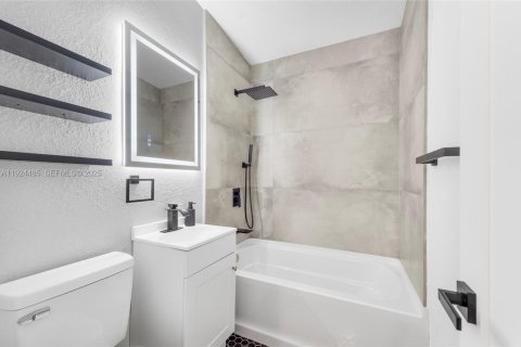 Casa en venta en North Miami, Florida, 3 dormitorios, 123.93 m2 № 1982546 - foto 14