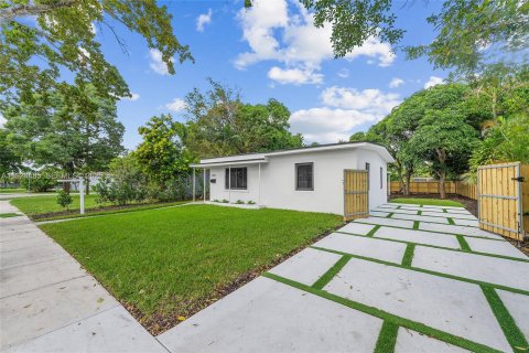 Casa en venta en North Miami, Florida, 3 dormitorios, 123.93 m2 № 1982546 - foto 1