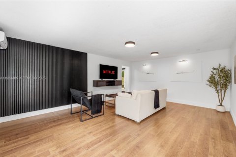 Casa en venta en North Miami, Florida, 3 dormitorios, 123.93 m2 № 1982546 - foto 7