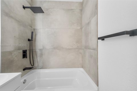 Casa en venta en North Miami, Florida, 3 dormitorios, 123.93 m2 № 1982546 - foto 15