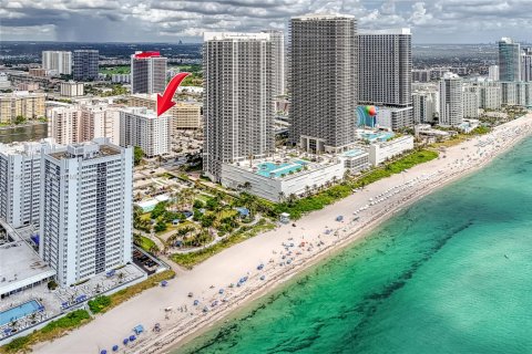 Condominio en venta en Hallandale Beach, Florida, 1 dormitorio, 80.82 m2 № 1893074 - foto 2