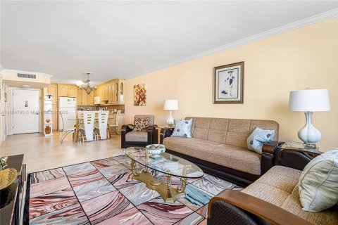 Condominio en venta en Hallandale Beach, Florida, 1 dormitorio, 80.82 m2 № 1893074 - foto 7