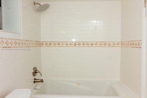 Condo in Miami, Florida, 2 bedrooms  № 1958638 - photo 18