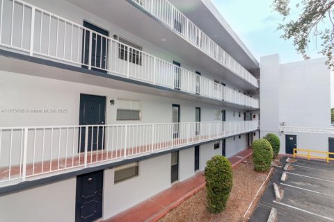 Condo in Miami, Florida, 2 bedrooms  № 1958638 - photo 11