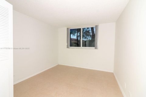Condo in Miami, Florida, 2 bedrooms  № 1958638 - photo 13