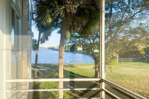 Condo in Miami, Florida, 2 bedrooms  № 1958638 - photo 1