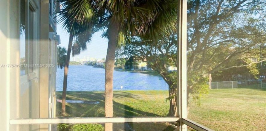 Condo in Miami, Florida, 2 bedrooms  № 1958638