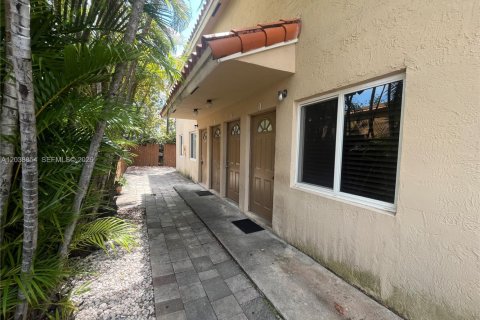 Commercial property in Miami, Florida 255.95 sq.m. № 2168352 - photo 2