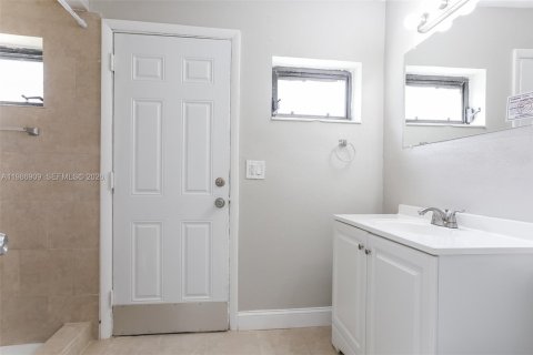 Villa ou maison à louer à North Miami Beach, Floride: 3 chambres, 121.52 m2 № 2044987 - photo 13