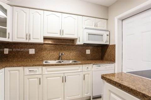 Villa ou maison à louer à North Miami Beach, Floride: 3 chambres, 121.52 m2 № 2044987 - photo 6