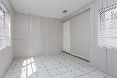 Villa ou maison à louer à North Miami Beach, Floride: 3 chambres, 121.52 m2 № 2044987 - photo 8