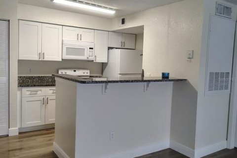 Propiedad comercial en venta en Kissimmee, Florida, 39 dormitorios, 1866.59 m2 № 2218694 - foto 28