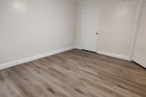 Propiedad comercial en venta en Kissimmee, Florida, 39 dormitorios, 1866.59 m2 № 2218694 - foto 30
