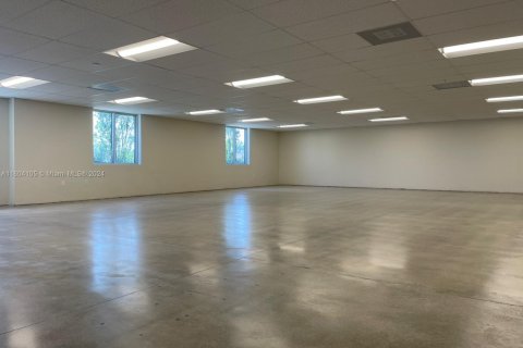 Propiedad comercial en alquiler en Hialeah, Florida № 1224771 - foto 1