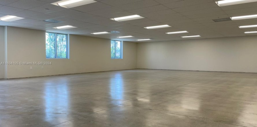 Propiedad comercial en Hialeah, Florida № 1224771