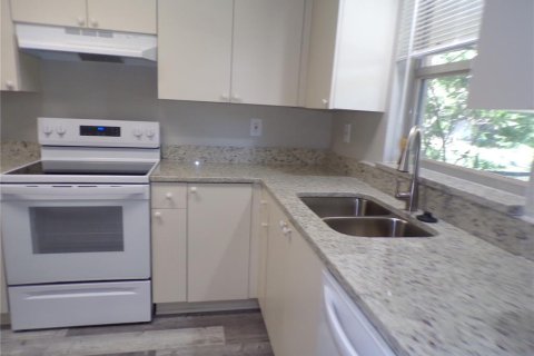 Villa ou maison à louer à Punta Gorda, Floride: 2 chambres, 97.55 m2 № 2148892 - photo 2