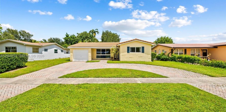 House in Hollywood, Florida 3 bedrooms, 159.51 sq.m. № 2069205