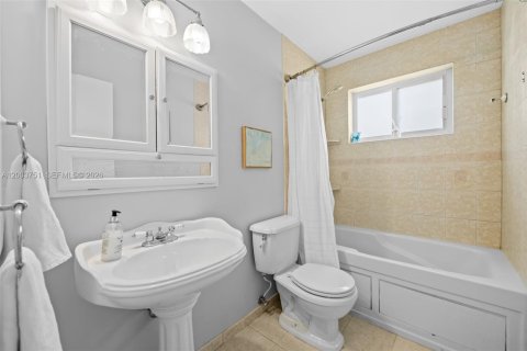 House in Hollywood, Florida 3 bedrooms, 159.51 sq.m. № 2069205 - photo 19