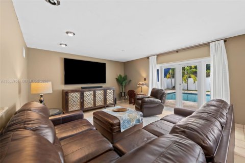 House in Hollywood, Florida 3 bedrooms, 159.51 sq.m. № 2069205 - photo 11