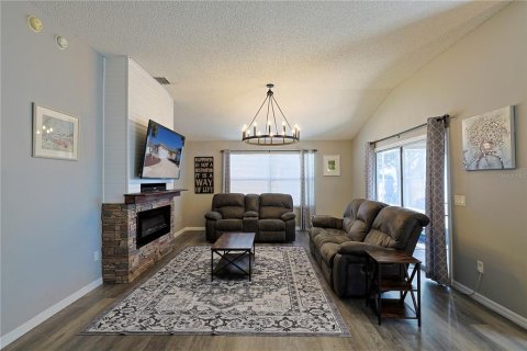 House in The Villages, Florida 3 bedrooms, 149.76 sq.m. № 1718321 - photo 12