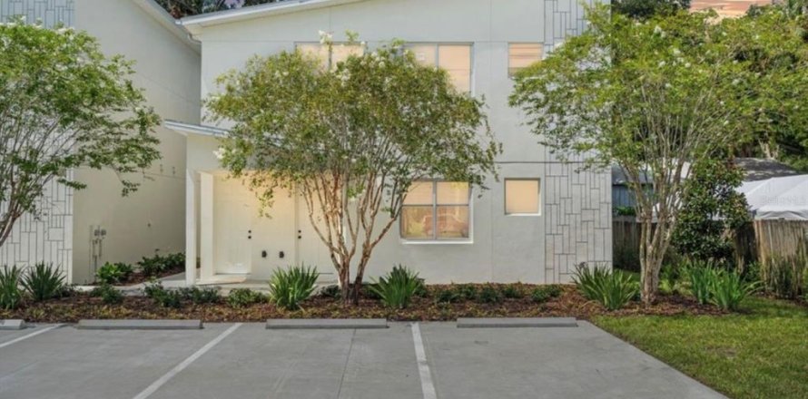 Townhouse in Tampa, Florida 2 bedrooms, 123.19 sq.m. № 2157178