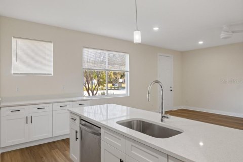 Townhouse in Tampa, Florida 2 bedrooms, 123.19 sq.m. № 2157178 - photo 9