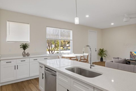 Townhouse in Tampa, Florida 2 bedrooms, 123.19 sq.m. № 2157178 - photo 10