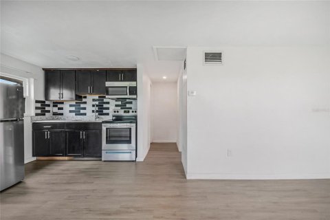 Villa ou maison à louer à Winter Haven, Floride: 1 chambre, 83.15 m2 № 2376678 - photo 3