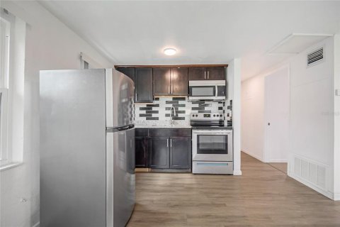Villa ou maison à louer à Winter Haven, Floride: 1 chambre, 83.15 m2 № 2376678 - photo 5