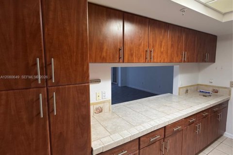 Copropriété à louer à Doral, Floride: 3 chambres, 123.56 m2 № 2344228 - photo 4