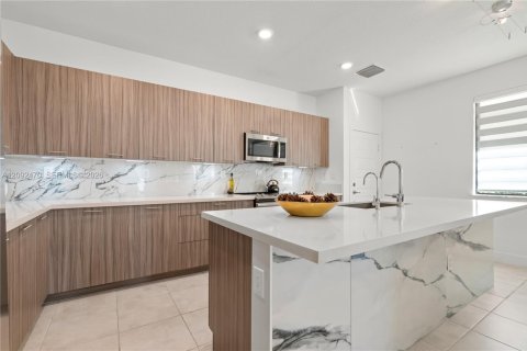 Touwnhouse à vendre à Doral, Floride: 4 chambres, 200.95 m2 № 2382811 - photo 14