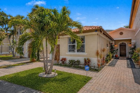 Townhouse in Miami Lakes, Florida 2 bedrooms, 105.07 sq.m. № 2072854