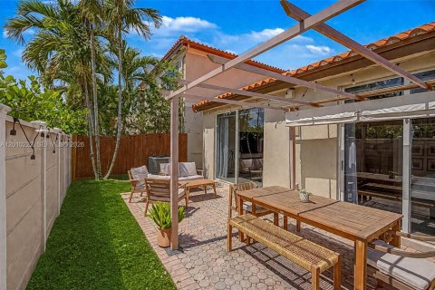 Townhouse in Miami Lakes, Florida 2 bedrooms, 105.07 sq.m. № 2072854 - photo 22