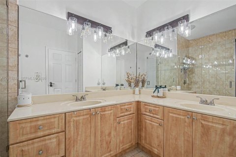 Townhouse in Miami Lakes, Florida 2 bedrooms, 105.07 sq.m. № 2072854 - photo 15