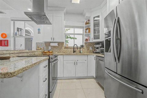 Townhouse in Miami Lakes, Florida 2 bedrooms, 105.07 sq.m. № 2072854 - photo 8