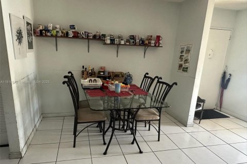 Condo in Doral, Florida, 2 bedrooms  № 1775163 - photo 9